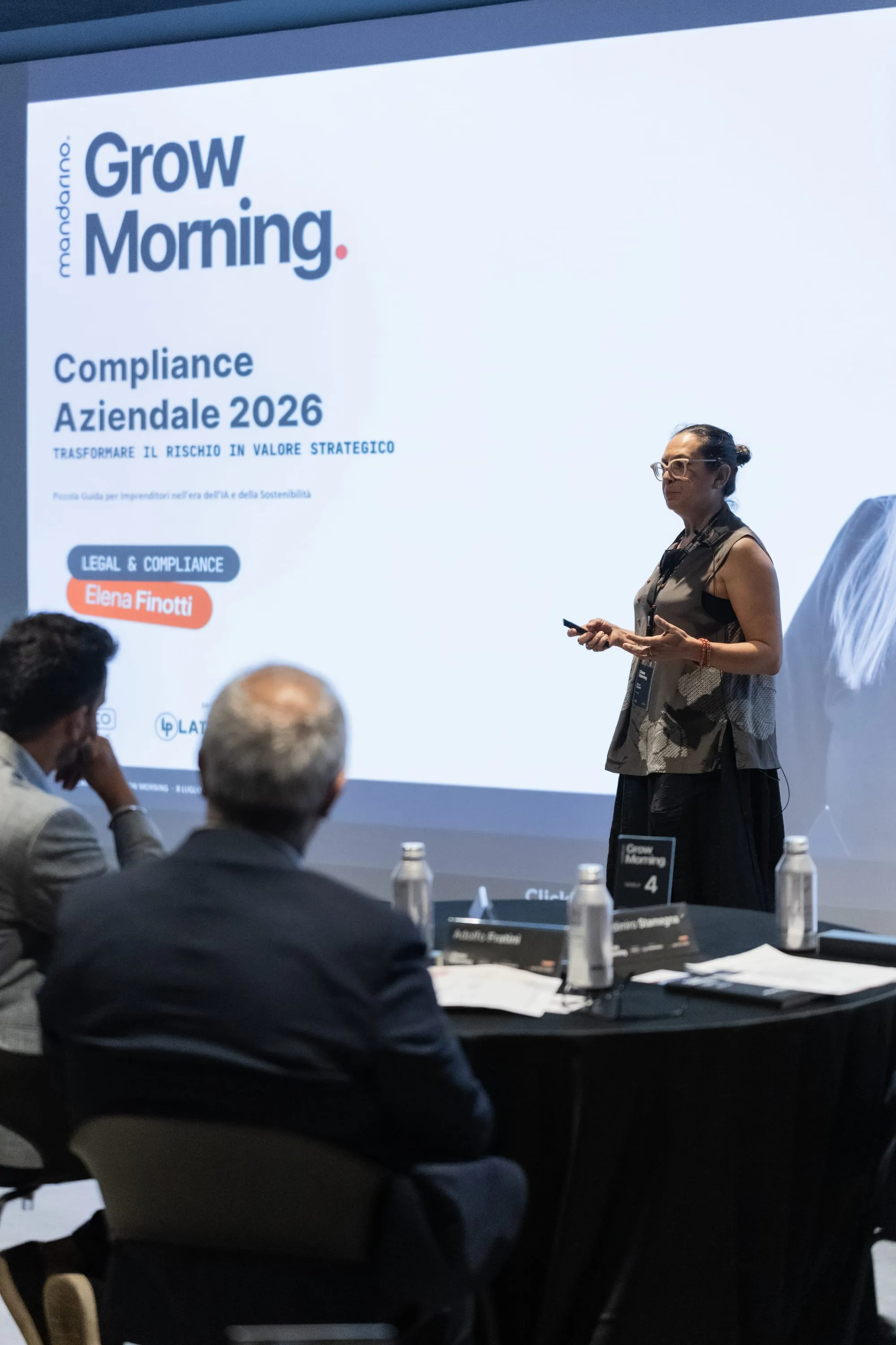 Una relatrice presenta il modulo su legale e compliance.